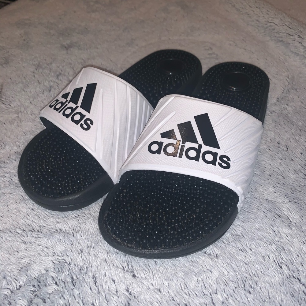 **SOLD**Women Adidas Adissage Slides black & white